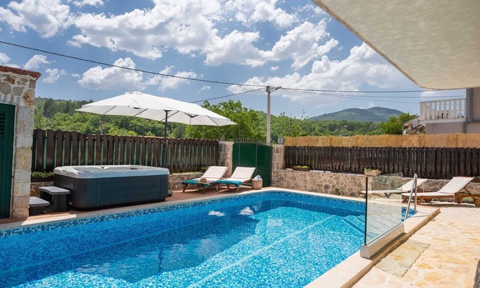 Prolozac Villa | Villa Old House with Pool, Jacuzzi