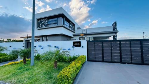 Vacoas-Phoenix House | Villa Palmeras - 4 Bedrooms AC Modern Luxury Villa