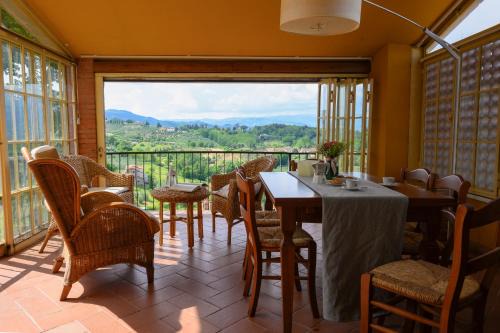 Casalguidi Villa | Villa panoramica con Jacuzzi privata tra Firenze & Lucca ,3 camere, 4 bagni