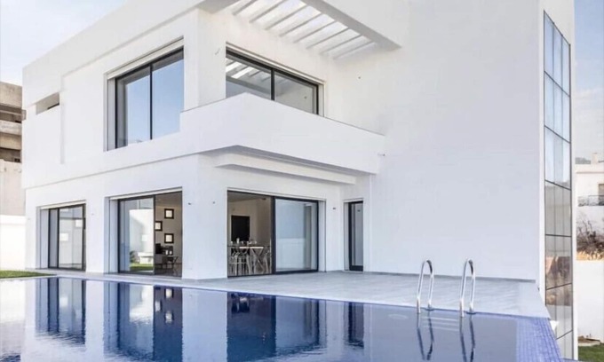 Jardins d'El Menzah 2 Villa | Villa Piscine à Débordement