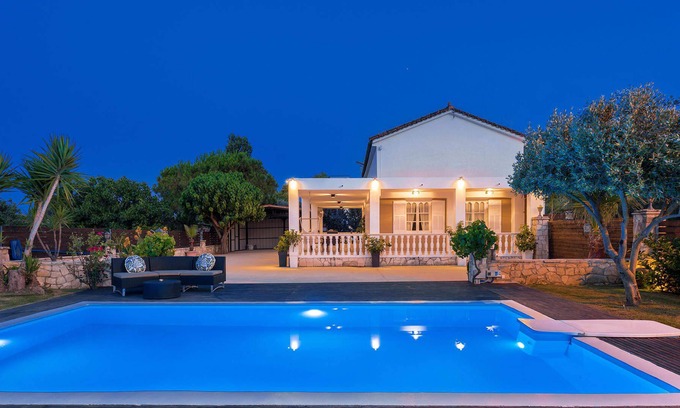 Pantokratoras Villa | Villa Pnoe by Villa Plus