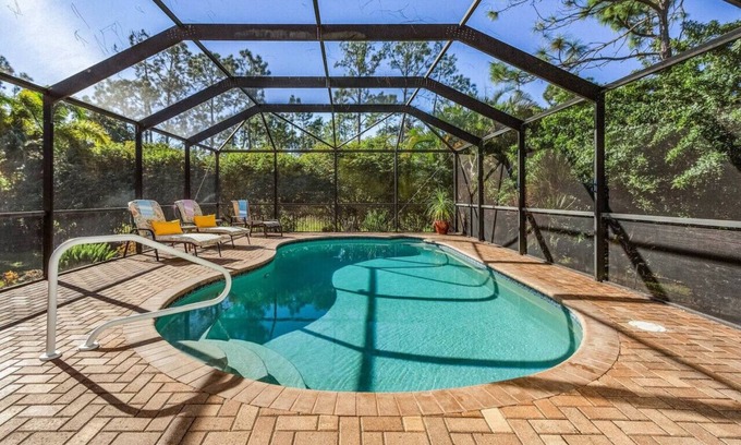 Centennial Villa | Villa Poolside Paradise: Unwind in Tropical Style!