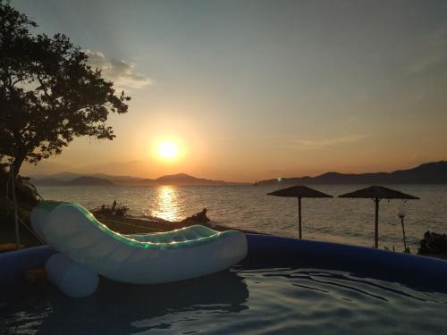 Aravissos Villa | Villa Poseidon Artemisiou Παραθαλάσσια Βίλα στην βόρεια Εύβοια για φιλοξενία 9 ατόμων