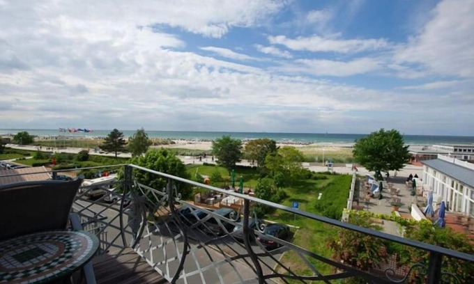 Warnemuende Apartment | Villa Seeblick Warnemünde - Fewo mit Meerblick und Balkon direkt am Strand für 2-4 Pers
