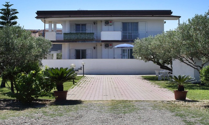 Marina di Davoli Apartment | Villa Tigani: direct beach access sea and mountains view “Pandora apartment”