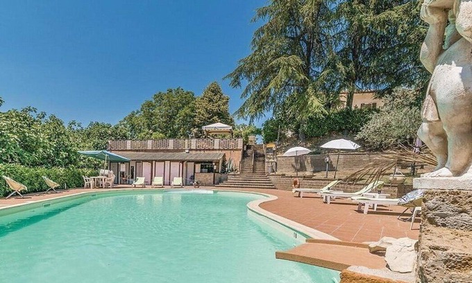 Santa Reparata Villa | Villa Veneranda: A characteristic and welcoming two-story age-old farm house surrounded by meadows and by green hills, in the border area between Umbria and Tuscany, with Free WI-FI.