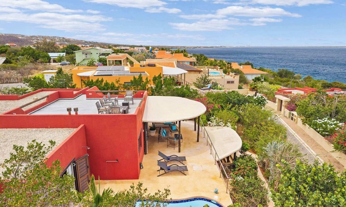 Kralendijk Villa | Villa Vista Blue with sea views and a tropical garden with private pool and clos
