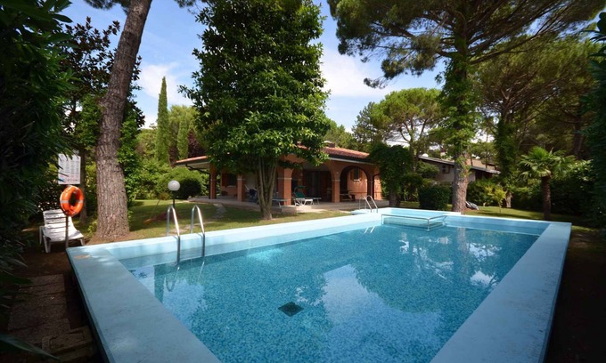 Lignano Riviera Villa | Villa with garden and pool