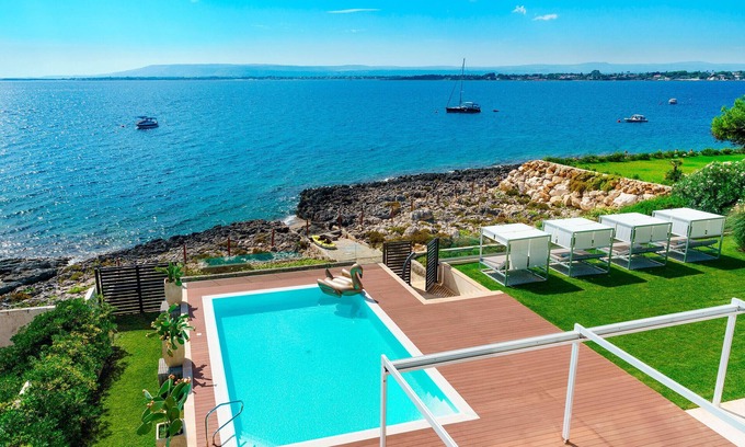 Plemmirio Villa | Villa with pool and direct access to the rocks below in Siracusa, Sicily