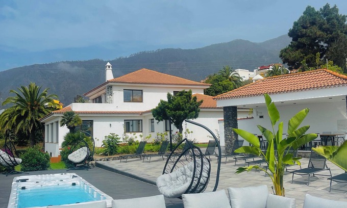 Montijos Villa | Villa with private 2bed floor level - spa facilities, heated jacuzzi & BBQ area