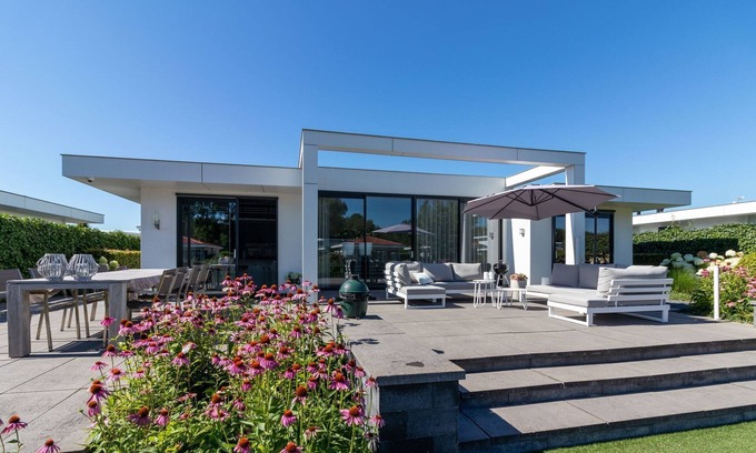 Zeewolde House | Villa with private jetty