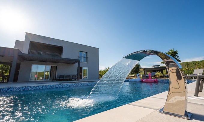 Srijane Villa | Villa with private pool, jacuzzi and table tennis