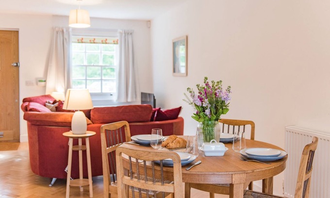 Patrixbourne Cottage | Vine Cottage - a holiday let by Bloom Stays that sleeps 4 guests in 2 bedrooms