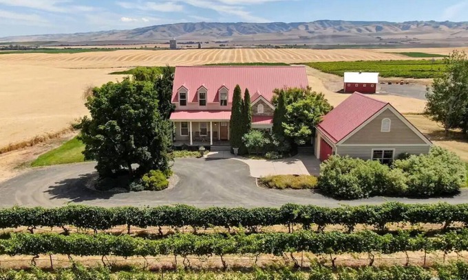 Milton-Freewater House | Vineyard Estate-Mountain views-Private; minutes to downtown. Pet friendly