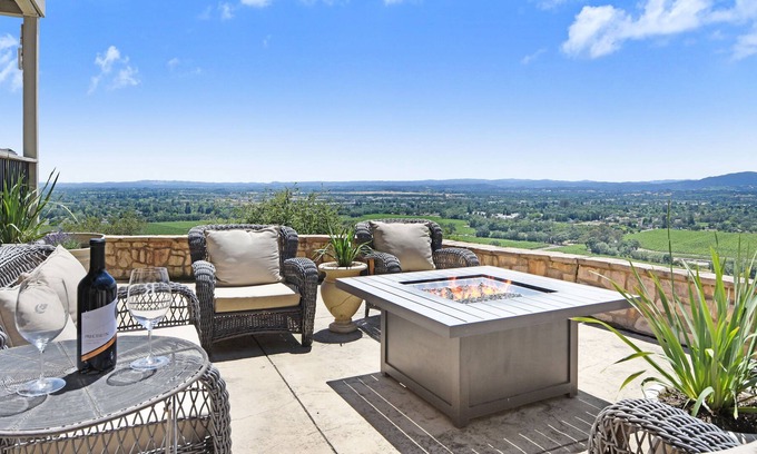 Santa Rosa House | Vineyard View Wine Country Vacation Rental