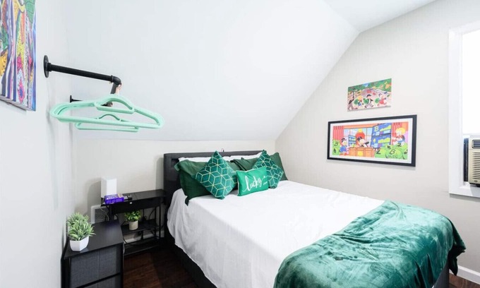 North Lawndale Apartment | Vintage Arcade Apt with Parking