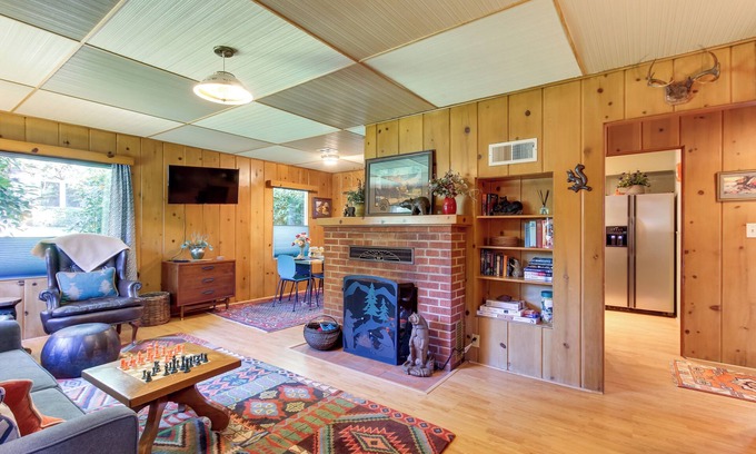 Walterville Cottage | Vintage Cottage by Leaburg Canal w/Large Yard!