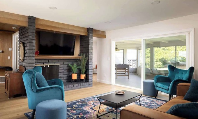 San Carlos House | Vintage Vibes|King Bed|Big Screen|Backyard & Bunks