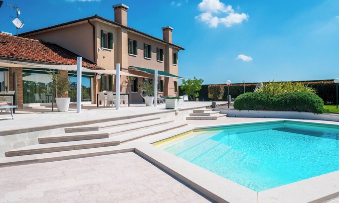 Cavarzere Apartment | VIOLET Luxury Apt in Villa, Patio, Pool, Hot Jacuzzi, A/C, WiFi, Gym, Sauna