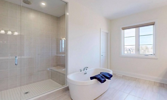 Vaughan House | VIP Ensuite near Wonderland Vaughan in a luxurious house with all the comforts