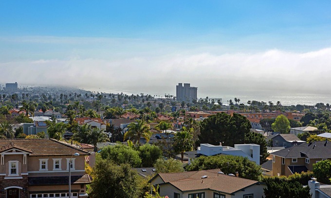 La Jolla Mesa House | Vista La Jolla offers a central location to world famous La Jolla beaches