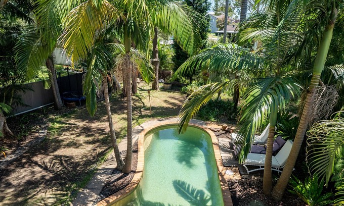 Gwandalan House | Vivid Sanctuary by Lake Beach, heated Pool EV Charger Fireplace 1hr from sydney