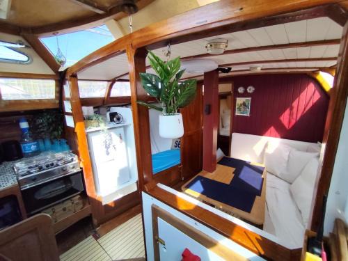 Ouistreham Boat Rental | Voilier confortable en bois à cotés des plages et ferries