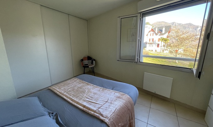 Argeles Gazost Apartment | Vue Insolite sur les Montagnes, Appartement Avec Balcon & Parking Centre-ville