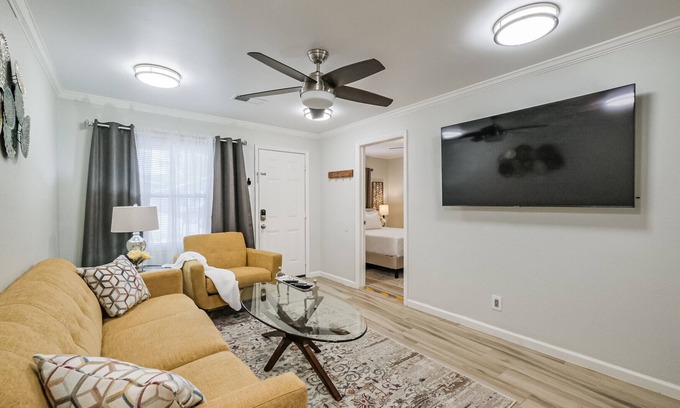 Shady Acres House | W 21st In The Heights, Pet Friendly, Walking