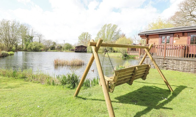 Badwell Ash Cottage | WAGTAIL LODGE, with hot tub in Badwell Ash