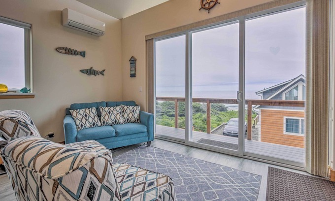 Yachats House | Walk to Beach! Chic Yachats Gem w/Private Balcony