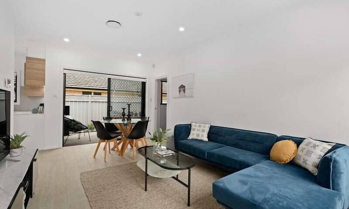 Booker Bay Apartment | Walk to cafes, restaurants, ferry, cinema+ beach