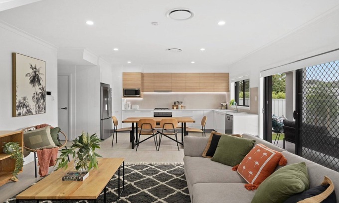 Booker Bay Apartment | Walk to cafes, restaurants, ferry, cinema+ beach