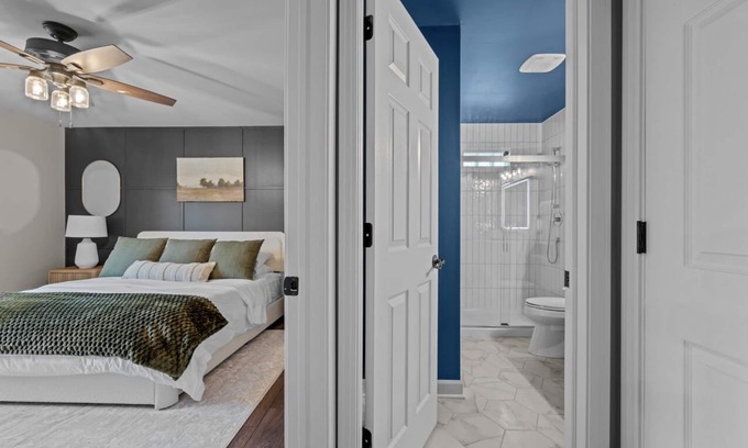 St. Charles House | Walk to downtown St. Charles: Hot Tub, 4K TV Surround Sound, Espresso, Fire pit!