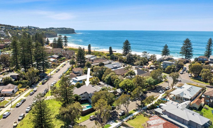 Newport House | Walk to everything - The Ultimate Beach Holiday home