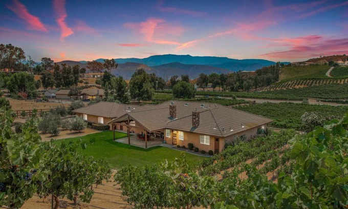Temecula House | Walk to Leoness Cellars & Oak Mountain Winery! Heart of Wine Country!