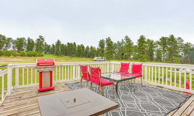 Larkspur Apartment | Walk to Ren Fest: Larkspur Farmhouse Hideaway