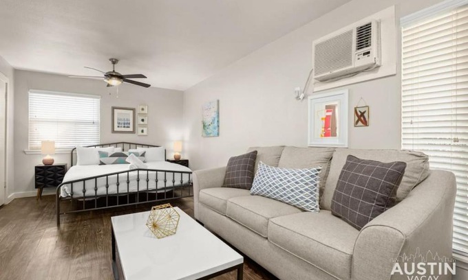Barton Hills Apartment | Walk To Zilker King Bed Pool Free Parking