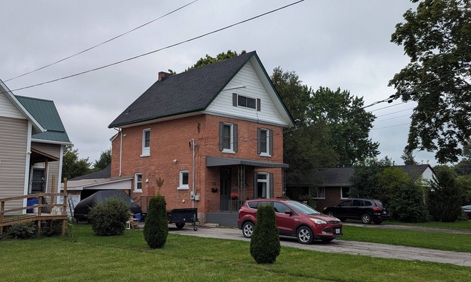 Lindsay Apartment | Walk up Studio apartment