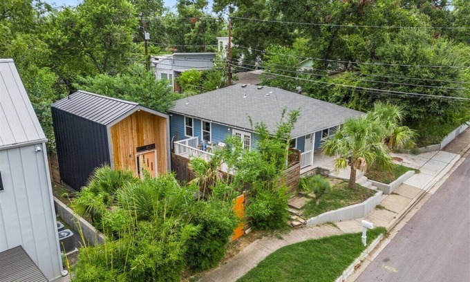 Holly House | Walkable 2-home Eastside Austin Oasis