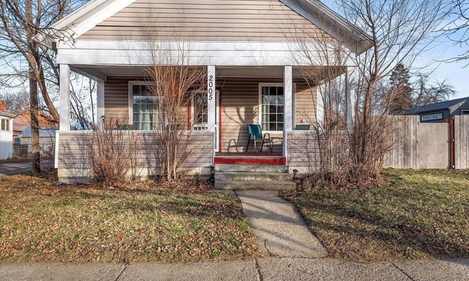 La Grande House | Walking Distance to Town Discount Ski Passes TRAVELERS WELCOME