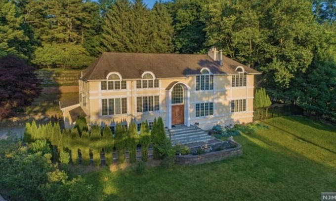 Upper Saddle River House | Warm and lovely spacious home with theater room, game room and pool
