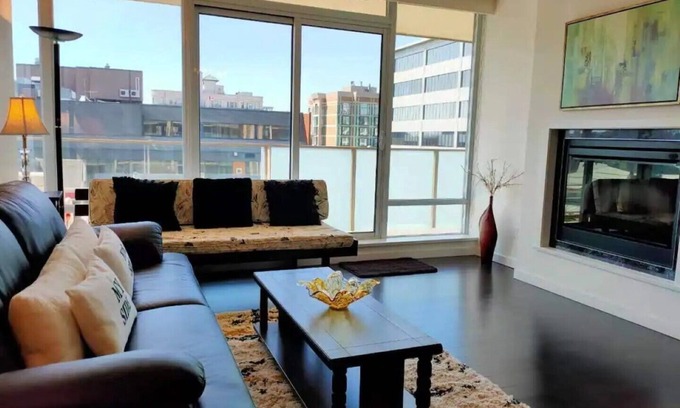 Inner Harbour Condo | WaterFalls Hotel: Suite in "The Falls" Downtown with pool and free parking