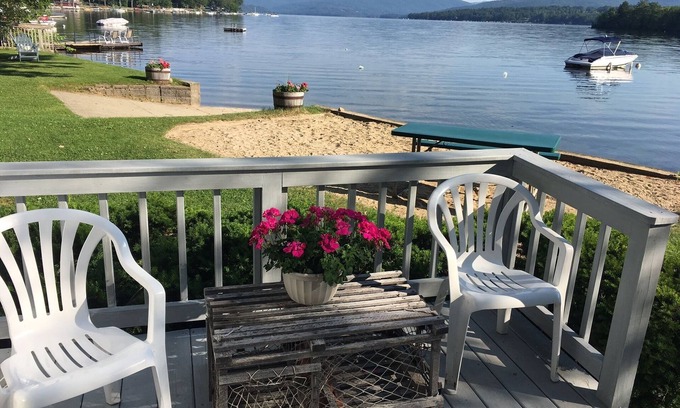 Bristol Cottage | Waterfront Cottage with Panoramic Lake Views