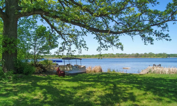 Maple Grove House | Waterfront Eagle Lake Home w/Yard & Deck