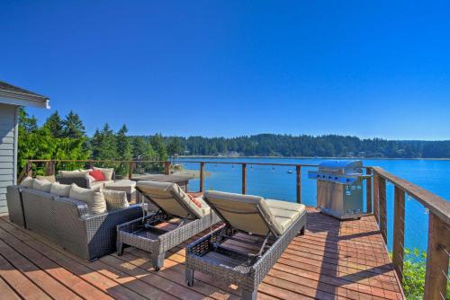 Gig Harbor House | Waterfront Gig Harbor Home with Furnished Deck