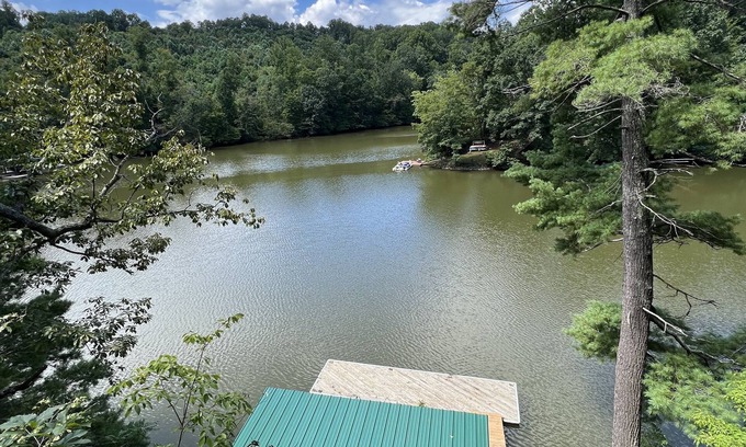 Goodview House | Waterfront home with 3 bedrooms and free parking