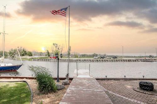 Suamico House | Waterfront Home with Dock Sleeps 8