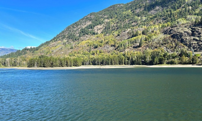 Castlegar House | Waterfront house with amazing views and large yard