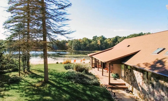 Alto Cottage | Waterfront Lake Cottage w/Private Beach - Kayak at the Hemingway Lodge!